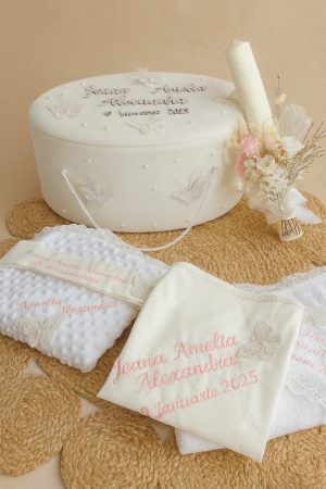 TRUSOURI BOTEZ FETITE - Trusou de botez complet, elegant și personalizat – cu cufăr decorat cu fluturași, pene și perle