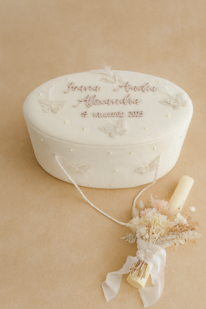 Trusou de botez complet, elegant și personalizat – cu cufăr decorat cu fluturași, pene și perle [1]