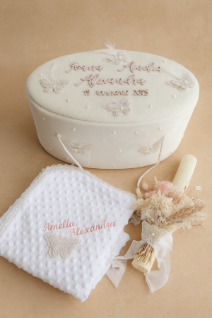 Trusou de botez complet, elegant și personalizat – cu cufăr decorat cu fluturași, pene și perle [2]