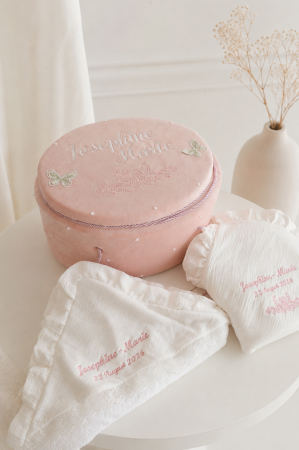TRUSOURI BOTEZ FETITE - Trusou de botez personalizat cu broderie, tematică fluturaș și motive florale. Set elegant din muselină și bumbac, cu cufăr, prosop cu căpișon, pânză de mir, fașă și prosop pentru preot.