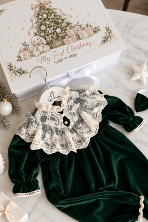 SETURI CADOU CRACIUN-FETITE - Set cadou Winter Wonderland Little Claire cu salopetă verde din catifea, dantelă ivoire, botoșei, bentiță și cutie My First Christmas.