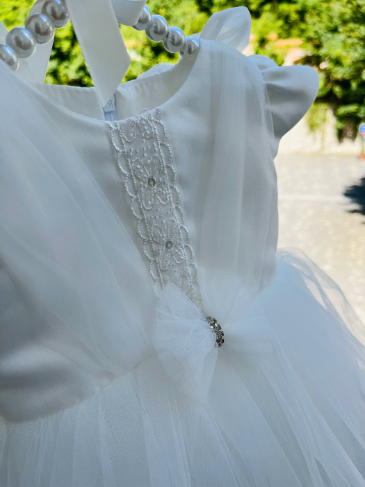 Rochie alba de botez cu broderie, fundite si voal pe spate plus bentita asortata [2]
