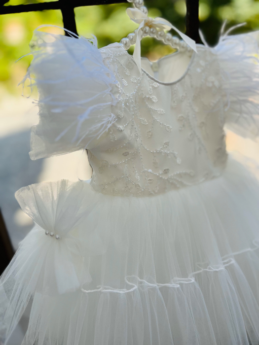 Rochie alba de botez cu floricele brodate, pene pe umeri si tulle plus bentita asortata [3]