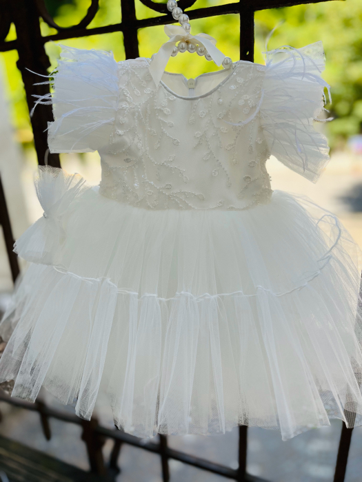 Rochie alba de botez cu floricele brodate, pene pe umeri si tulle plus bentita asortata [6]