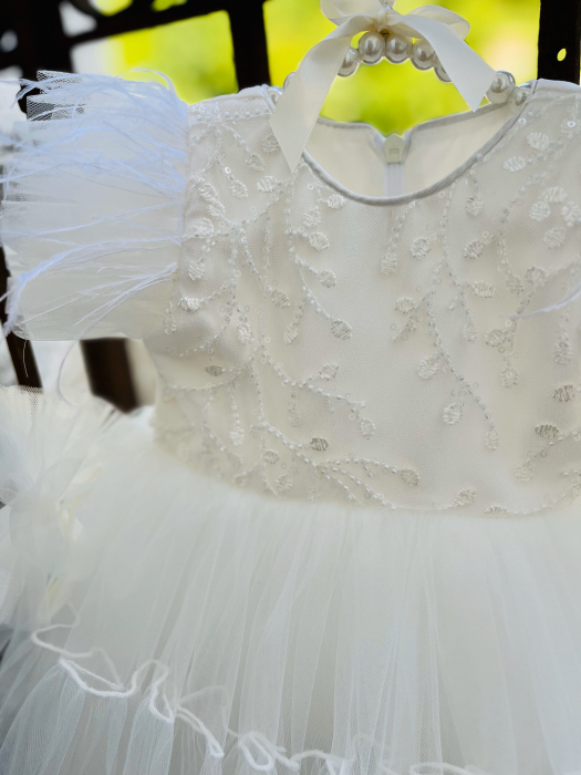Rochie alba de botez cu floricele brodate, pene pe umeri si tulle plus bentita asortata [2]