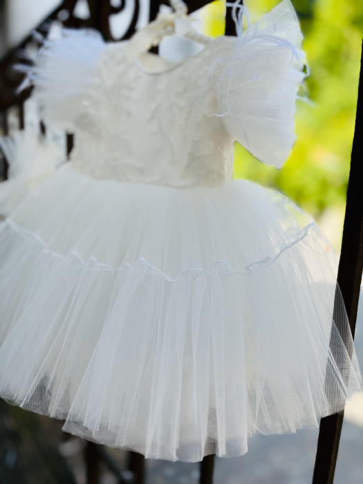 Rochie alba de botez cu floricele brodate, pene pe umeri si tulle plus bentita asortata [7]