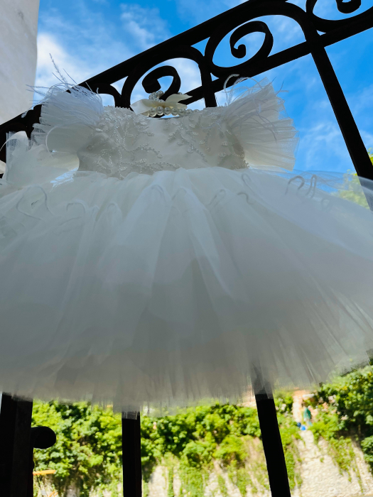 Rochie alba de botez cu floricele brodate, pene pe umeri si tulle plus bentita asortata [4]