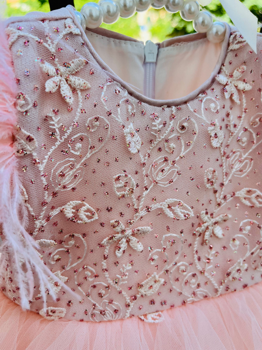 Rochie roz de botez cu floricele brodate, pene pe umeri si tulle plus bentita asortata [2]