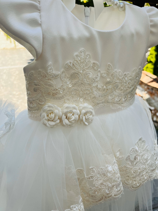 Rochie alba de botez asimetrica cu broderie si tulle plus bentita asortata [4]