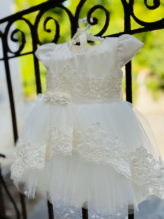 Rochie alba de botez asimetrica cu broderie si tulle plus bentita asortata [2]