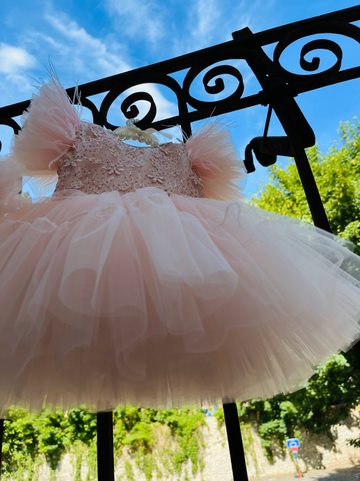 Rochie roz de botez cu floricele brodate, pene pe umeri si tulle plus bentita asortata [4]