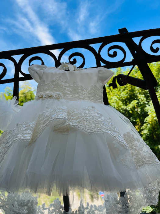 Rochie alba de botez asimetrica cu broderie si tulle plus bentita asortata [3]