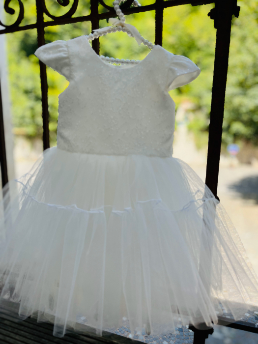 Rochie alba de ocazie cu floricele, paiete si fusta din tulle [3]