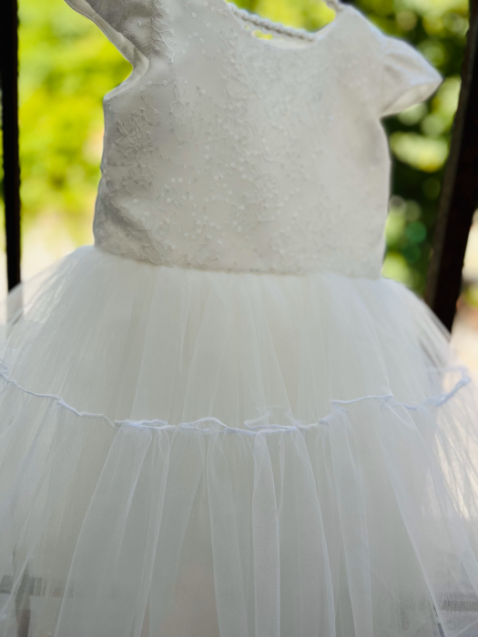 Rochie alba de ocazie cu floricele, paiete si fusta din tulle [5]