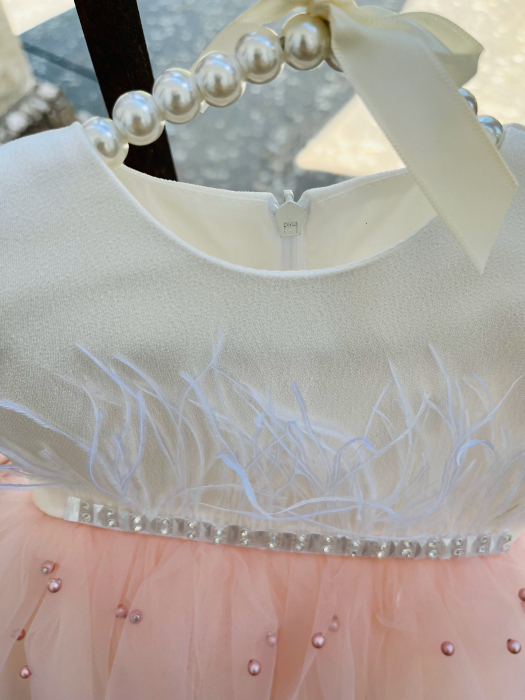 Rochie de botez alba cu pene in talie si tulle roz cu margelute plus bentita asortata [2]