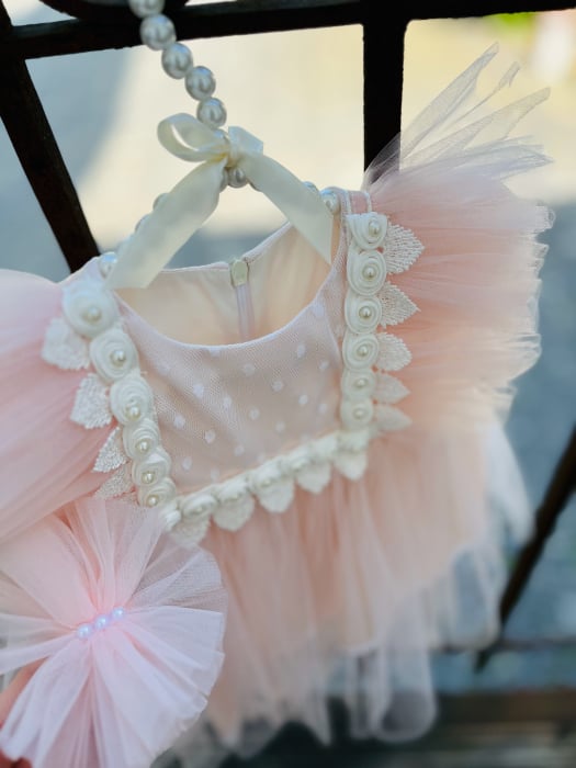 Rochie de botez roz cu floricele pe piept si tulle [4]