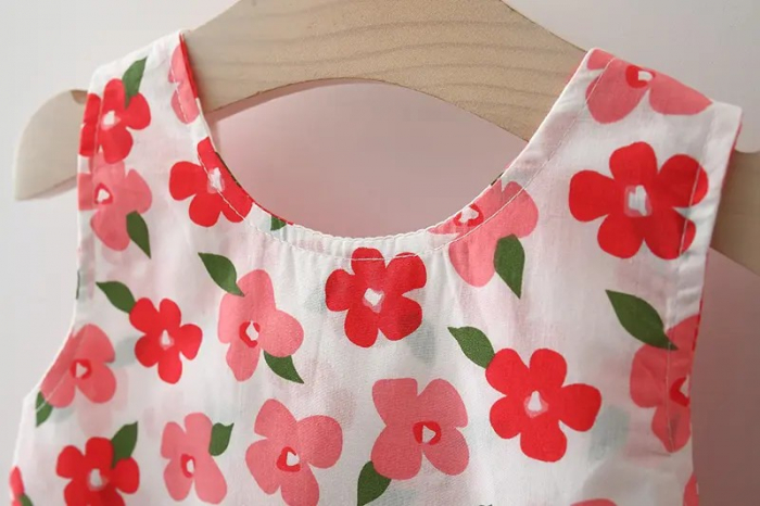 Rochita de vara cu floricele, funda rosie si palarie asortata [3]