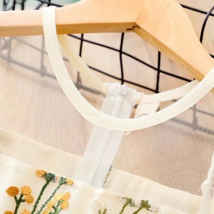 Rochie crem de ocazie cu floricele brodate [2]