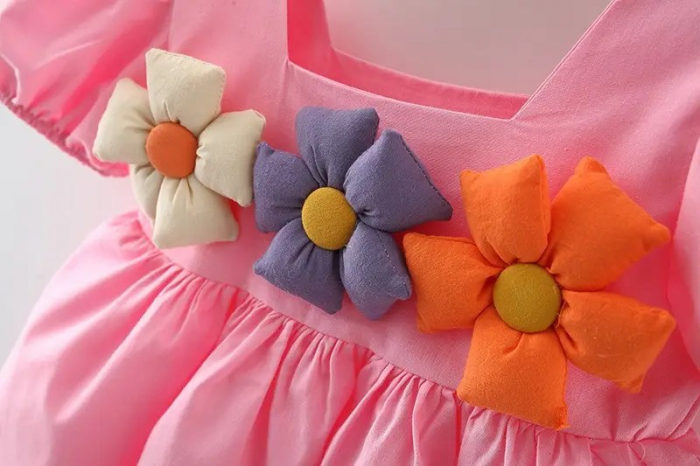 rochie-roz-cu-maneca-scurta-si-3-floricele.jpg [4]