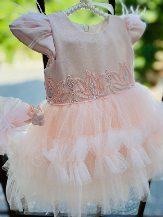Rochie de botez roz cu broderie in talie, pene pe umeri si tulle cu volane plus bentita asortata [2]