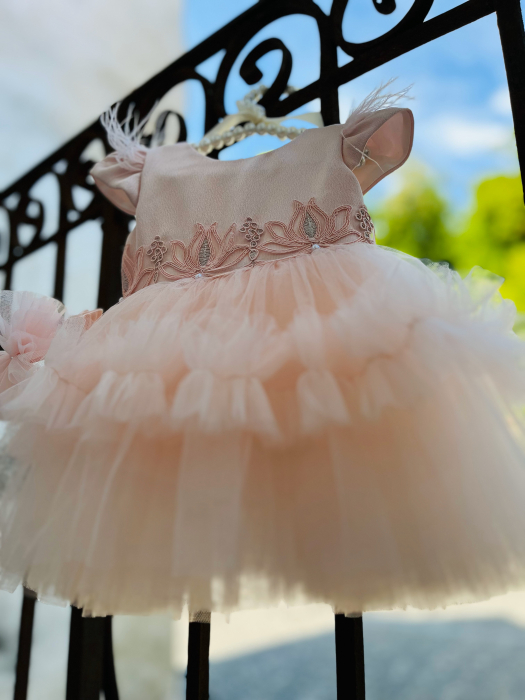 Rochie de botez roz cu broderie in talie, pene pe umeri si tulle cu volane plus bentita asortata [3]