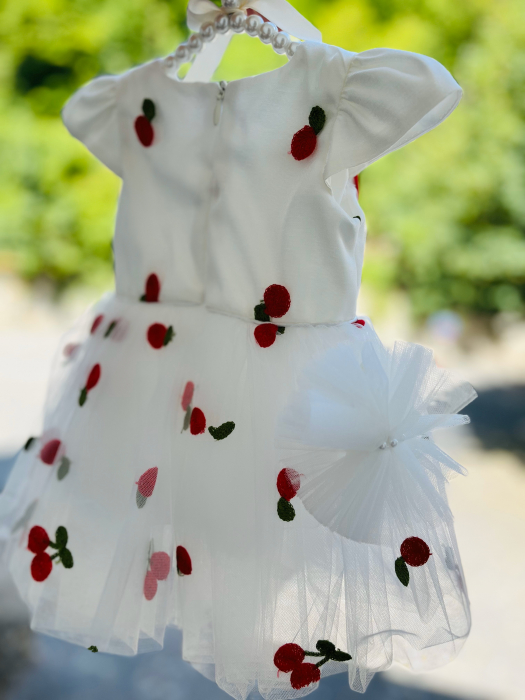 Rochie alba cu voal si cirese brodate plus bentita asortata [4]