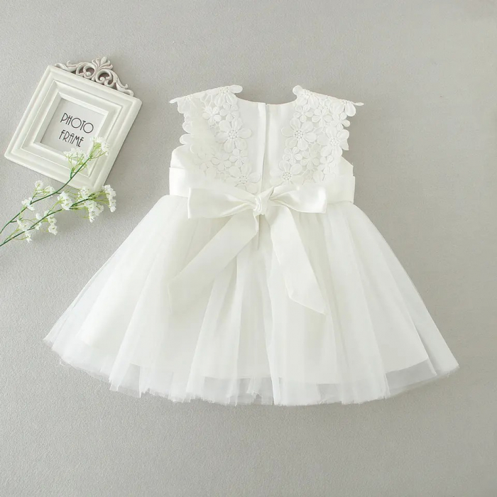 Rochie alba de botez cu floricele aplicate si tulle [3]