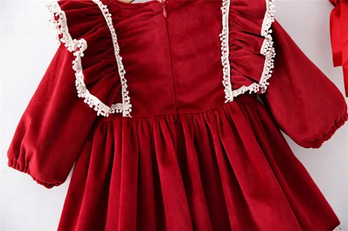 Rochie rosie de catifea cu dantela, volane si fundite [5]