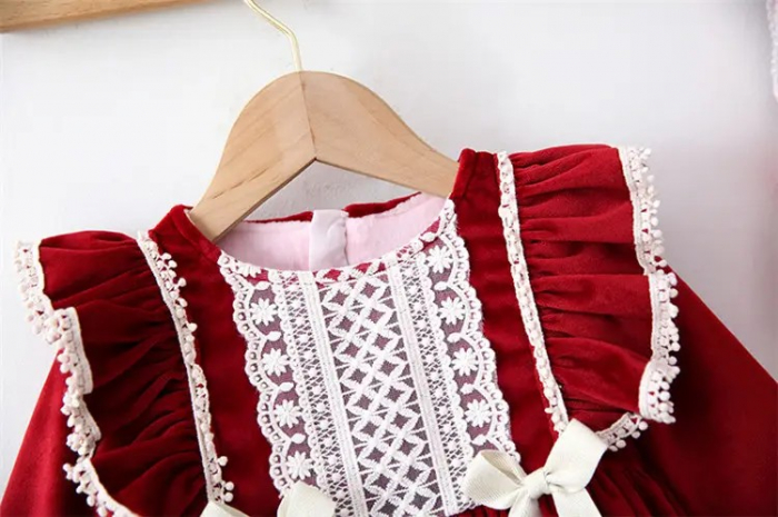 Rochie rosie de catifea cu dantela, volane si fundite [4]