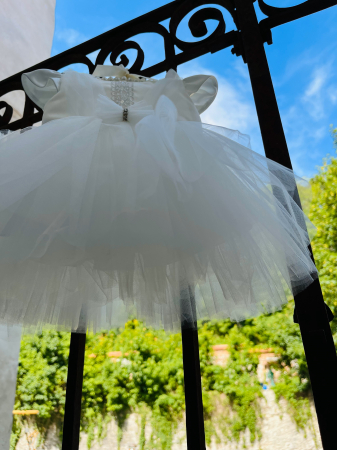 Rochie alba de botez cu broderie, fundite si voal pe spate plus bentita asortata [5]