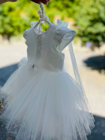 Rochie alba de botez cu broderie, fundite si voal pe spate plus bentita asortata [4]