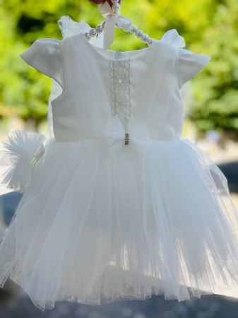 Rochie alba de botez cu broderie, fundite si voal pe spate plus bentita asortata [3]
