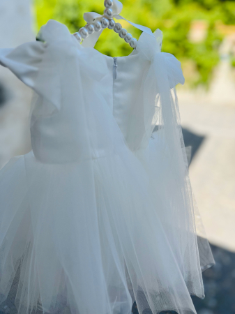 Rochie alba de botez cu broderie, fundite si voal pe spate plus bentita asortata [2]