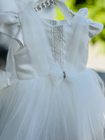 Premium - Rochie alba de botez cu broderie, fundite si voal pe spate plus bentita asortata