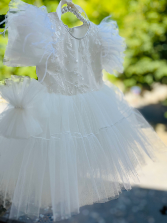 Premium - Rochie alba de botez cu floricele brodate, pene pe umeri si tulle plus bentita asortata