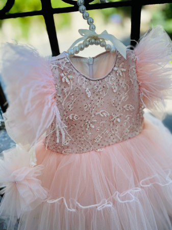 Premium - Rochie roz de botez cu floricele brodate, pene pe umeri si tulle plus bentita asortata