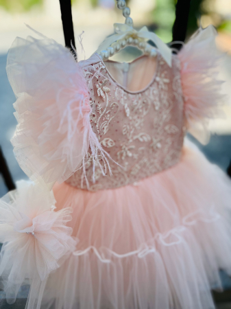Rochie roz de botez cu floricele brodate, pene pe umeri si tulle plus bentita asortata [4]
