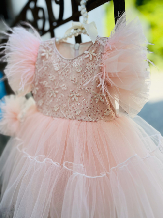 Rochie roz de botez cu floricele brodate, pene pe umeri si tulle plus bentita asortata [2]