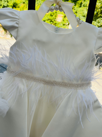 Premium - Rochie alba de botez cu pene in talie, funda maxi la spate plus bentita asortata