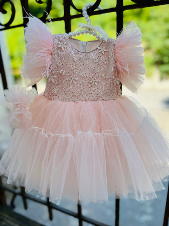 Rochie roz de botez cu floricele brodate, pene pe umeri si tulle plus bentita asortata [6]