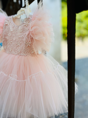 Rochie roz de botez cu floricele brodate, pene pe umeri si tulle plus bentita asortata [5]