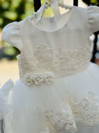 Premium - Rochie alba de botez asimetrica cu broderie si tulle plus bentita asortata