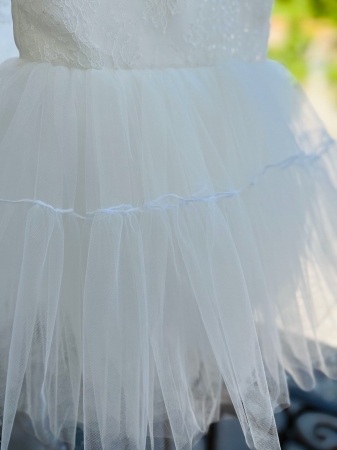 Rochie alba de ocazie cu floricele, paiete si fusta din tulle [3]