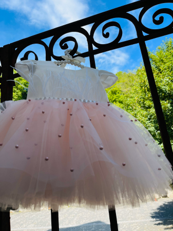 Rochie de botez alba cu pene in talie si tulle roz cu margelute plus bentita asortata [2]