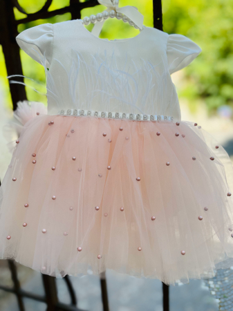 Rochie de botez alba cu pene in talie si tulle roz cu margelute plus bentita asortata [4]