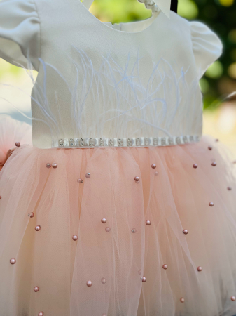 Rochie de botez alba cu pene in talie si tulle roz cu margelute plus bentita asortata [3]