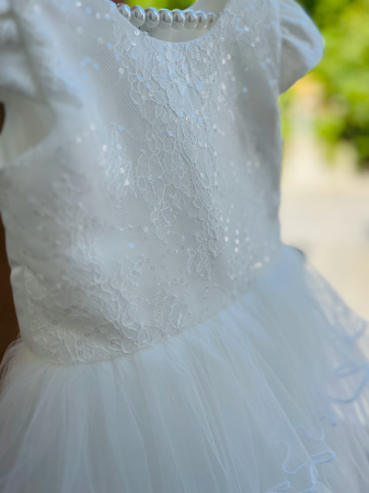 Rochie alba de ocazie cu floricele, paiete si fusta din tulle [6]