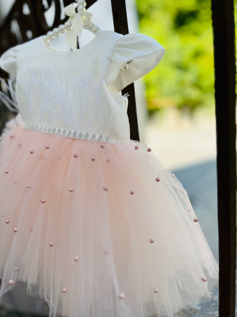 Premium - Rochie de botez alba cu pene in talie si tulle roz cu margelute plus bentita asortata