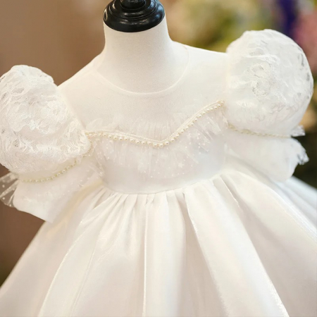 Rochie alba de printesa cu aplicatii, broderie si funda la spate [1]