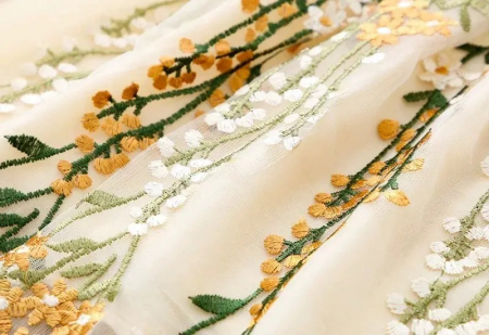 Rochie crem de ocazie cu floricele brodate [2]